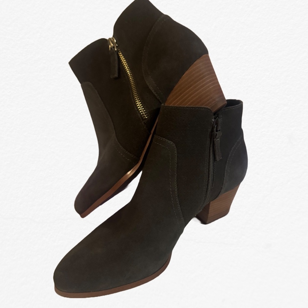 NWOT Violet & Red 9 Carley Grey Ankle Boots